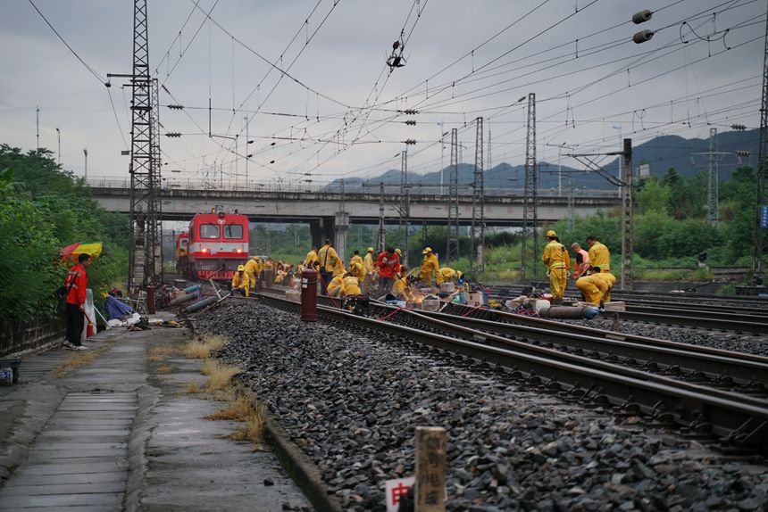 重慶工務段職工在興珞線團結村站進行道岔鋼件更換作業。張凱攝