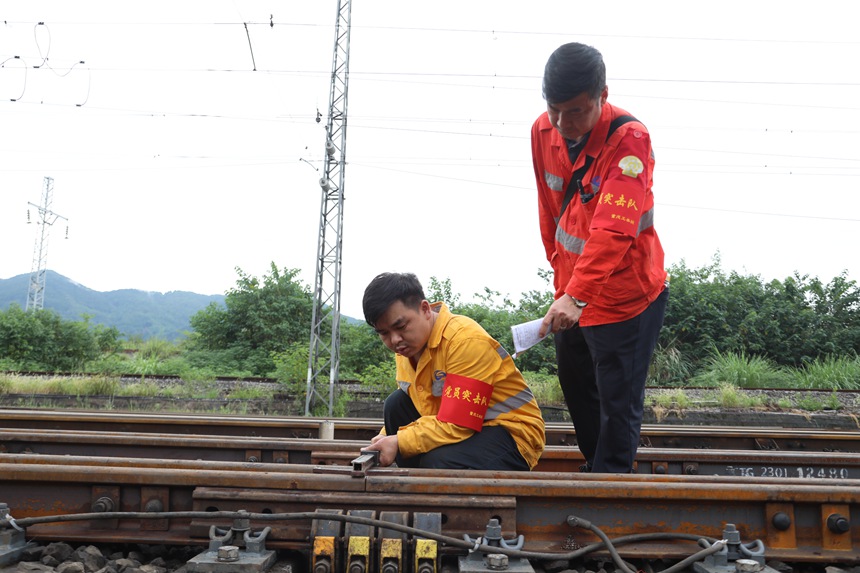 重慶工務段職工在興珞線團結村站進行作業后質量回檢。羅帥攝