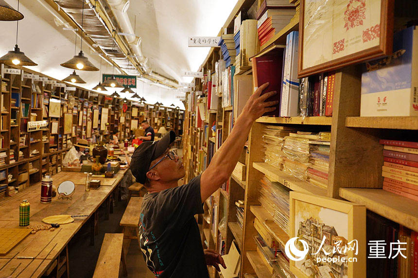 書屋負責人茍軍正在整理書架。  人民網記者 劉祎攝