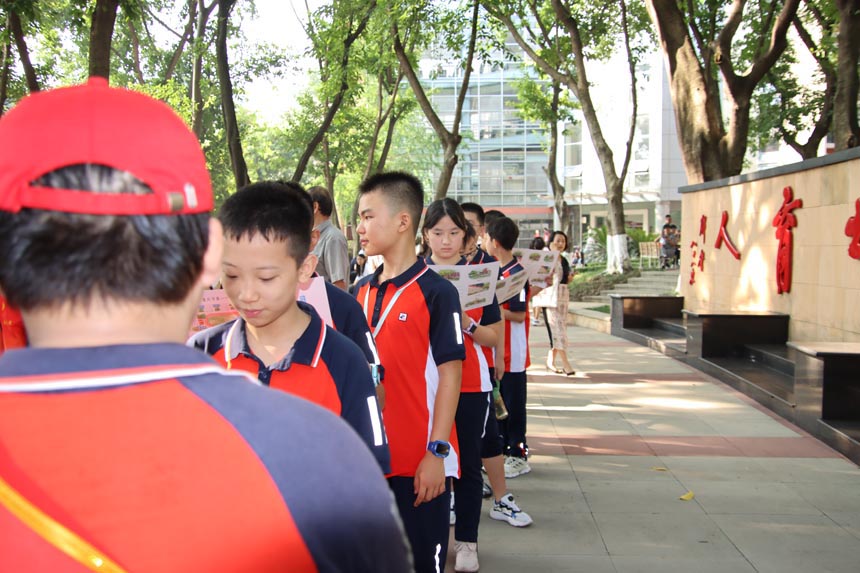 為學校美景排隊蓋章打卡。重慶一中供圖