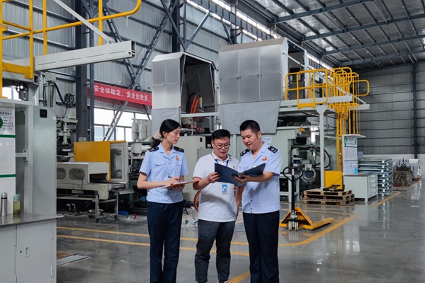 銅梁稅務人員走訪重慶友盟鑫金屬科技有限公司，宣傳講解留抵退稅等稅費支持政策。 劉星鑫攝