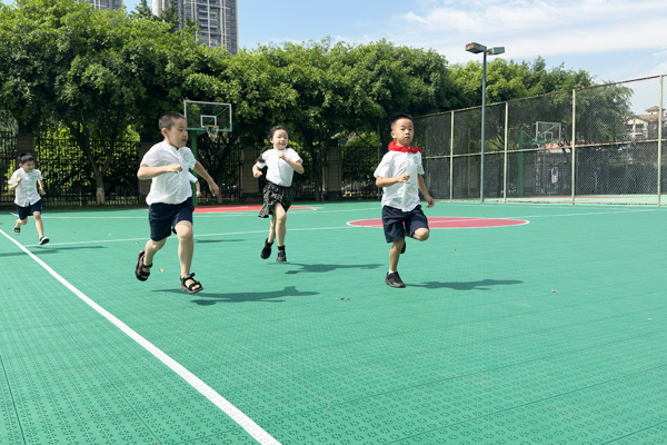 改造過后的操場讓孩子們自在奔跑。陳曉波攝