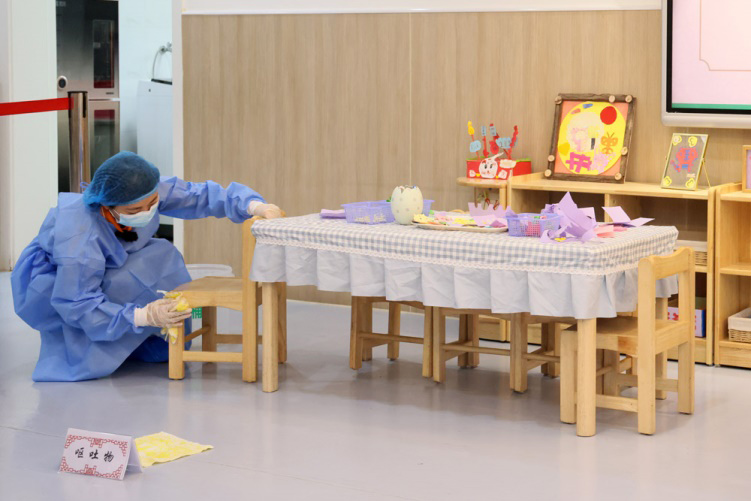 演練食物中毒后的取樣及環境消殺。朝陽幼兒園供圖