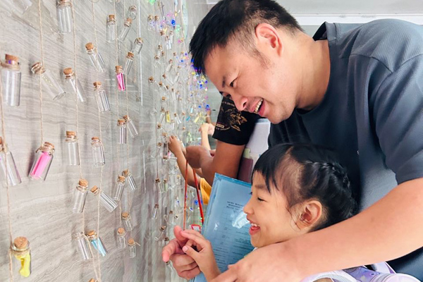 親子同掛心愿瓶。重師附二小供圖