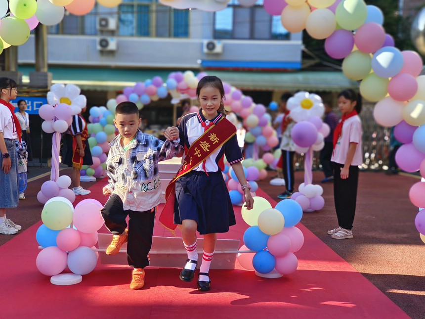 梁平區新盛鎮小，以滿滿的儀式感歡迎新生!