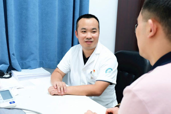 許云在門診工作中。蔣永勁攝