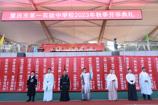 教師身著漢服帶領學生誦讀經典。曾英豪攝