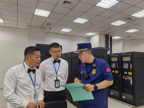 消防救援隊工作人員向來福士物業培訓宣傳消防控制室日常管理重點事項，出現火情信號后的處置流程。秦雪攝