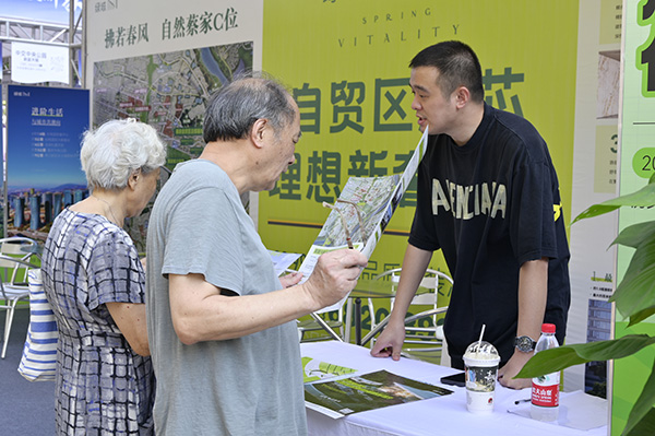 市民正在了解相關內容。重慶市住房城鄉建委供圖