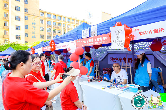 漫畫大師現場作畫傳遞溫暖。重慶市腫瘤醫院供圖