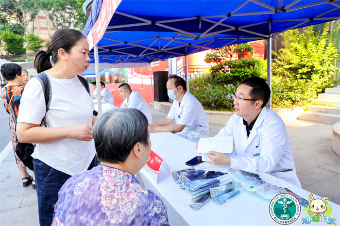醫務人員開展義診。重慶市腫瘤醫院供圖