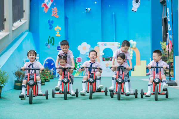 幼兒體驗戶外游戲。朝陽幼兒園供圖