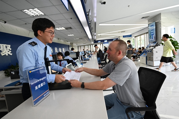 江北區第一稅務所英語專窗工作人員用英文與外籍人員溝通，協助其辦理退稅。馬梁峰攝