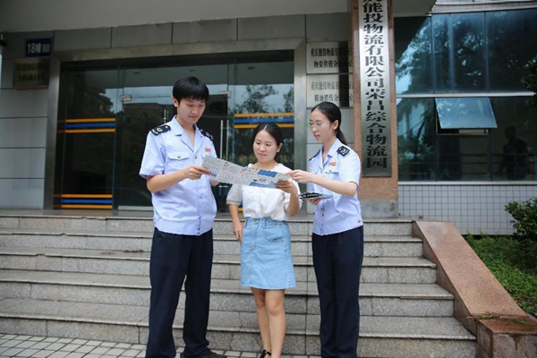 在重慶能投物流有限公司，榮昌區稅務人員向公司財務人員宣傳物流企業相關稅費優惠政策。文明燕攝