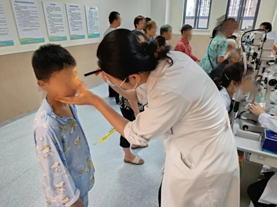 醫生徐琳琳為患者進行術前檢查。重慶愛爾眼科醫院總院供圖