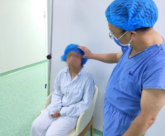 醫生周自強為患者做檢查。重慶愛爾眼科醫院總院供圖