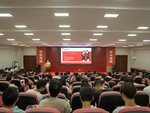 活動中，重慶市稅務局第八稽查局工作人員講解重大稅收違法失信主體和納稅信用修復相關內容。姜鐘偉攝