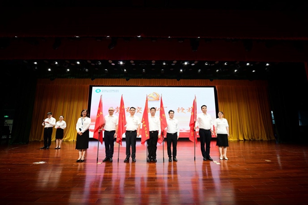 黨員突擊隊授旗儀式。重醫附屬璧山醫院供圖