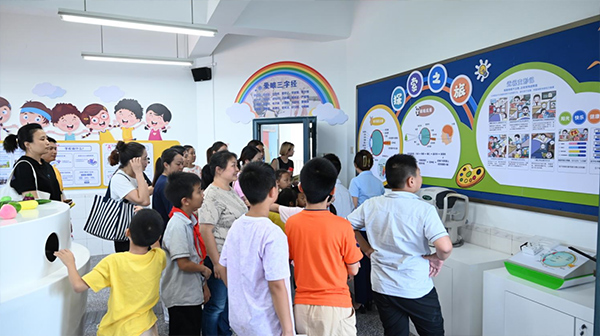 學生和家長參觀校園眼健康科普站。重慶南坪愛爾眼科醫院供圖