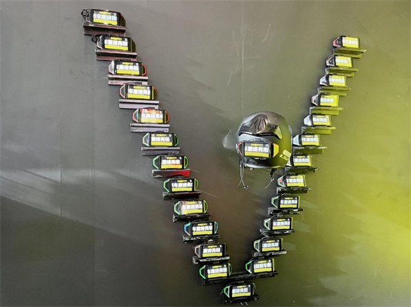 智能頭盔屏。馬春鵬攝