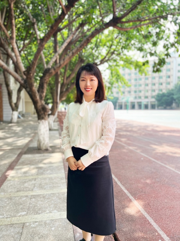 校園里的鄭霞飛。受訪者供圖