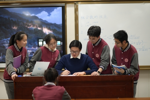 熊翼和他的學生。受訪者供圖