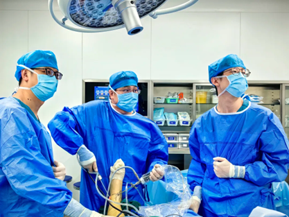 骨科團隊為患者手術。重慶西區醫院供圖