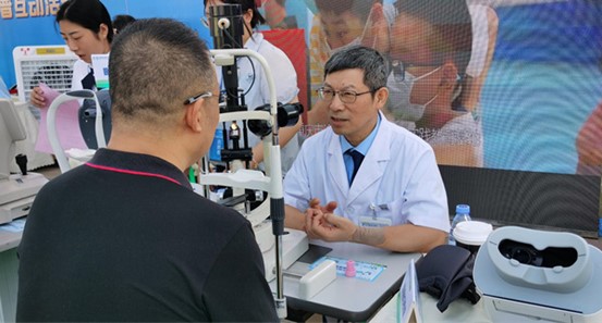 桂君民為現場市民義診。重慶愛爾眼科醫院總院供圖