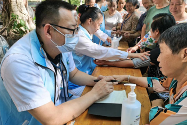 義診現場。重醫附屬璧山醫院供圖