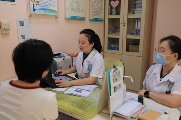 了解患者情況。田倩攝