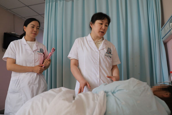 查看患者情況。蒲莉攝
