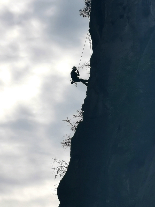 《高空攀巖，地調剪影》。7月，為做好庫區危巖治理工作，重慶地質礦產研究院派出“蜘蛛人”開展高空調查，為監測設備安裝找準定位。鄧朝松攝