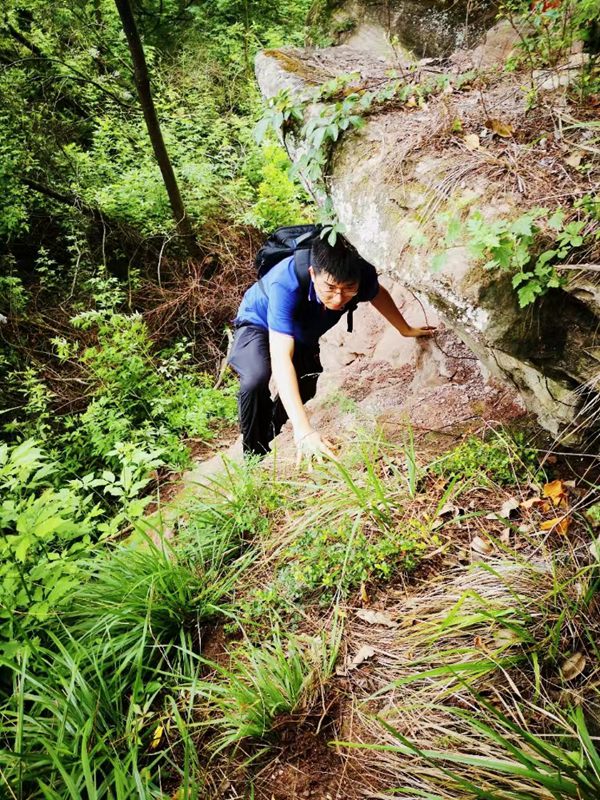 《躬身前行》。7月13日，川東南勘察公司駐守地質工程師宋增寶在合川區龍鳳鎮龍多山危巖現場核實調查。孫煜攝