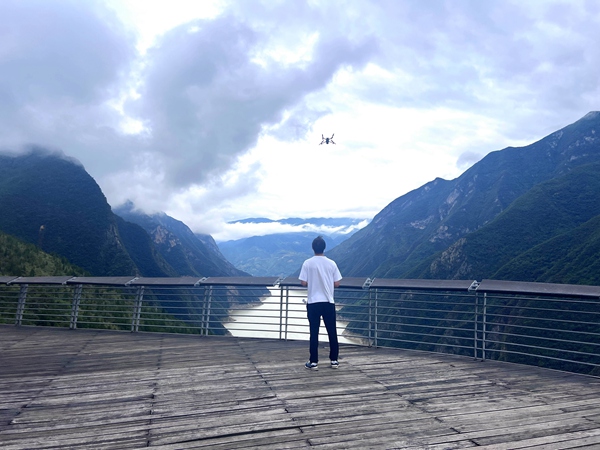 《無人機巡查》。入汛以來，重慶地質礦產研究院扎實開展奉節縣庫區地質災害專業監測預警工作，為做好危巖觀測、定位危巖地點，駐守地質工程師通過無人機航拍開展有關工作。連鑫龍攝