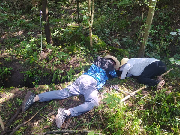 《心跳與大地同頻共振》。8月11日，在云陽縣青龍街道，107地質隊云陽駐守小組對轄區地災點開展巡查工作，駐守工程師趴在地上對地裂縫進行測量觀察。李明亮攝