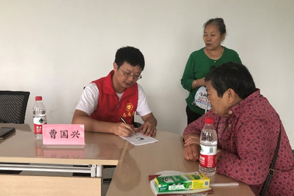 耐心解答。重慶市精神衛生中心供圖