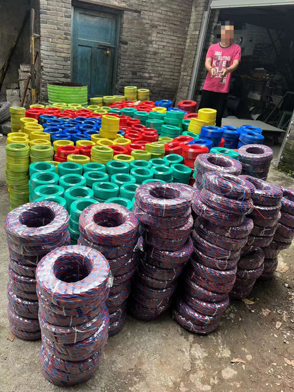 嫌疑人指認假冒品牌電線。重慶市公安局打假總隊供圖