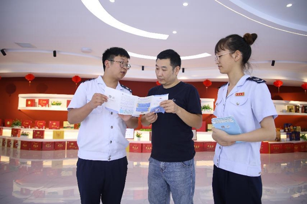9月20日，豐都縣稅務人員走進當地企業，宣傳講解納稅信用相關政策。張凌云攝