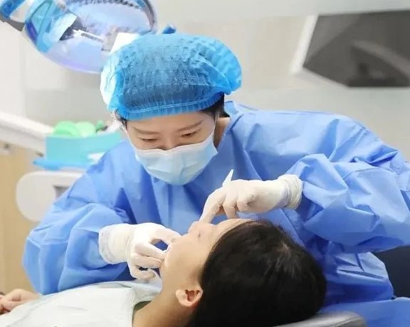 醫生為患者進行口腔正畸。重慶西區醫院供圖