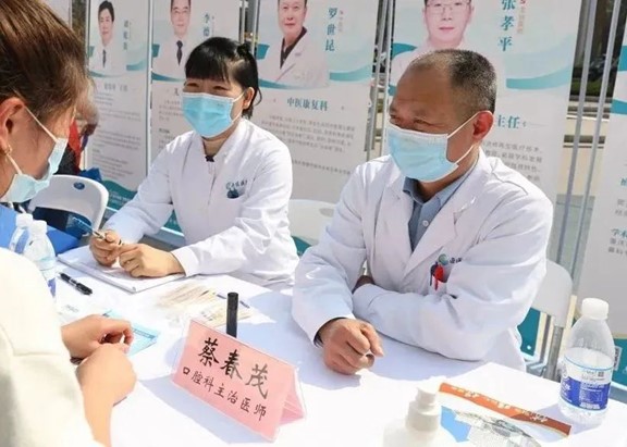 口腔科積極走進社區為居民義診。重慶西區醫院供圖