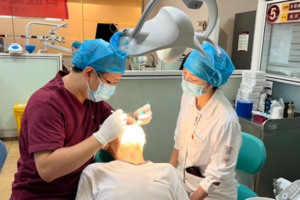 口腔檢查。重醫附屬口腔醫院供圖