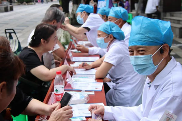 醫院組織老專家在盤溪河社區開展口腔義診和健康咨詢。重醫附屬口腔醫院供圖