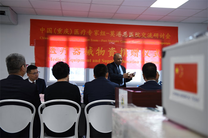 巴新莫港總醫院CEO  Dr.Paki Molumi（帕基·莫魯米）熱烈歡迎專家組一行的到來。黃楓攝