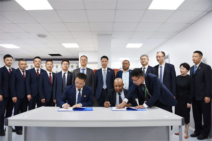 專家組副團長、重慶醫科大學附一院副院長肖明朝與巴新莫港總醫院CEO Dr.Paki Molumi在捐贈協議上簽字