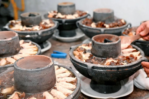 高縣土火鍋。重慶映像·萬達坊供圖