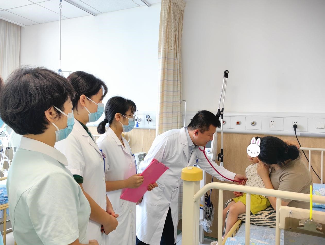 兒科主任張興道和護士長馬黎毅帶隊查房。重慶西區醫院供圖