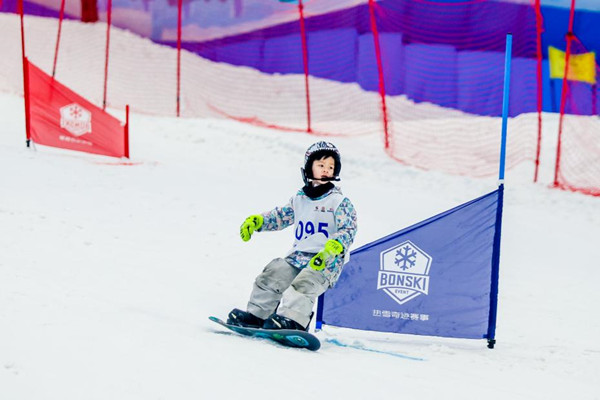 沙坪壩區第六屆運動會滑雪比賽（青少年組）比賽現場。主辦方供圖