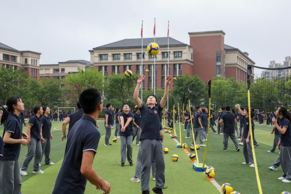 排球特色大課間展示活動。重慶八中供圖