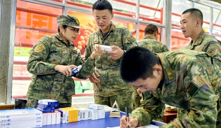 醫療隊藥師為官兵提供專業詳細的用藥指導。曾理攝