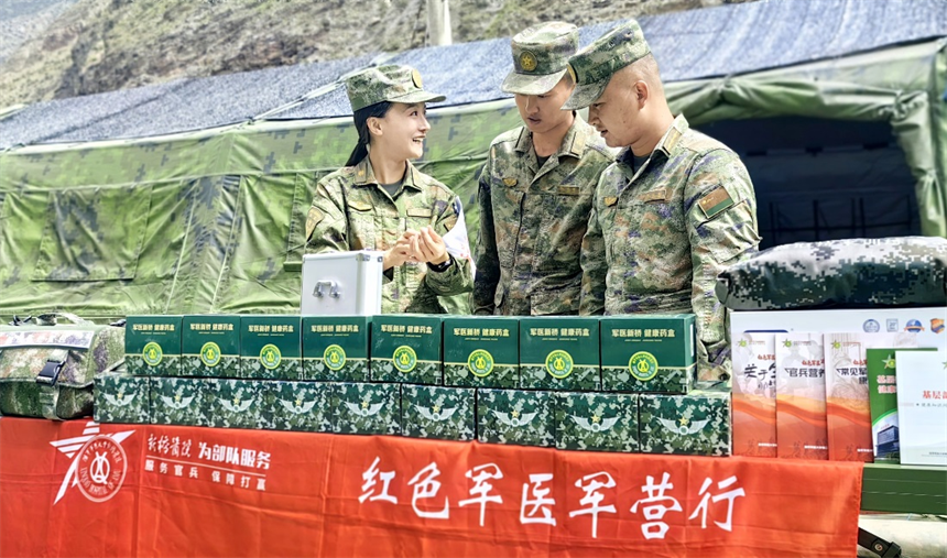 醫療隊為邊防官兵攜帶健康巡診包，為大家提供檢驗服務。曾理攝